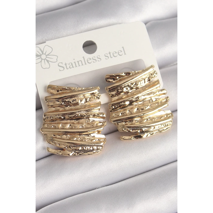 Pirinç Gold Renk İşlemeli Kare Plaka Model Kadın Küpe