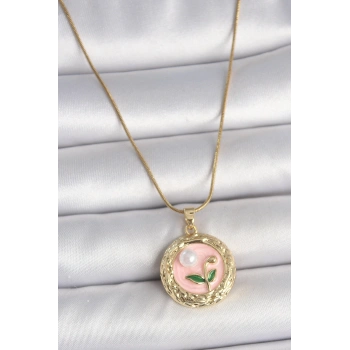 316L Çelik Gold Renk Zincir Pembe Çiçek İşlemeli inci Detay Portre Model Kadın Kolye