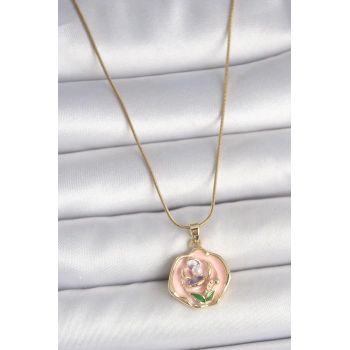 316L Çelik Gold Renk Zincir Pembe Renkli Çiçek İşlemeli İnci Detay Portre Model Kadın Kolye
