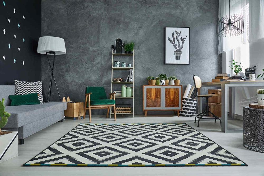 Oturma odasında geometrik desenli akrilik halı