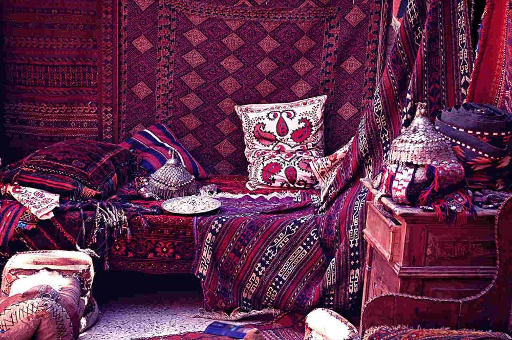 bir mekanda bulunan otantik halı, kilim ve yastıklar