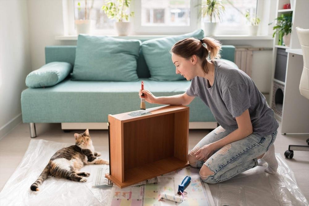 kedi ve boyama yapan kadın