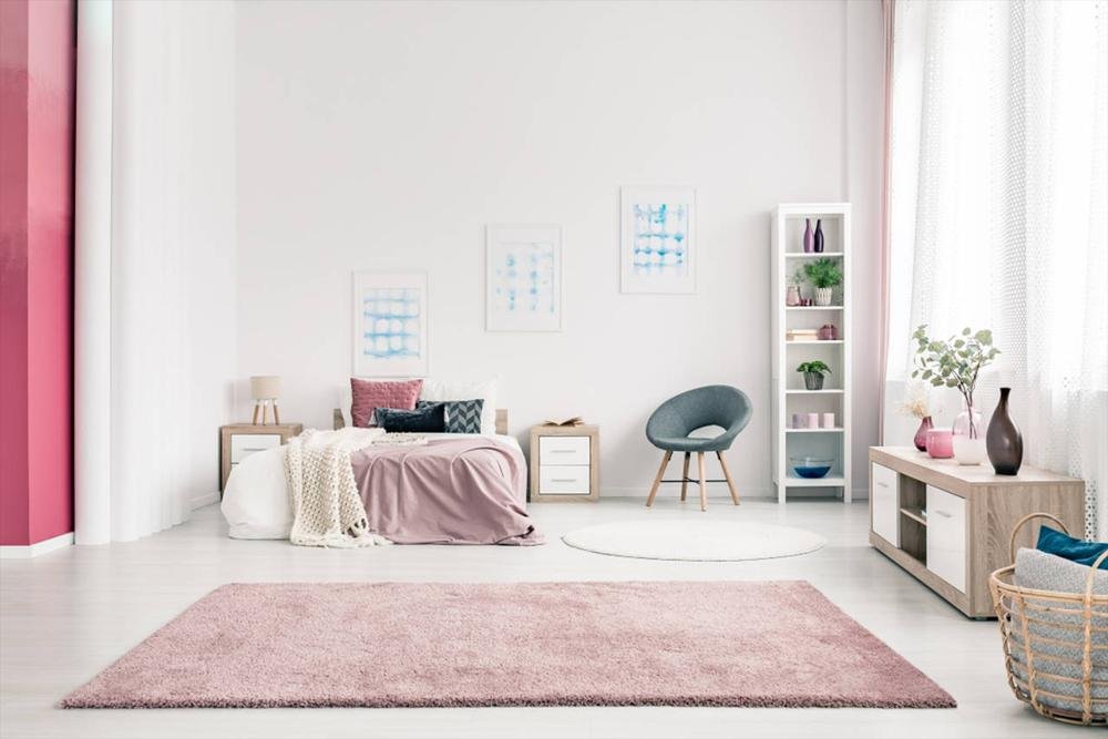 açık ve pembe tonlarda dizayn edilmiş bir yatak odası
