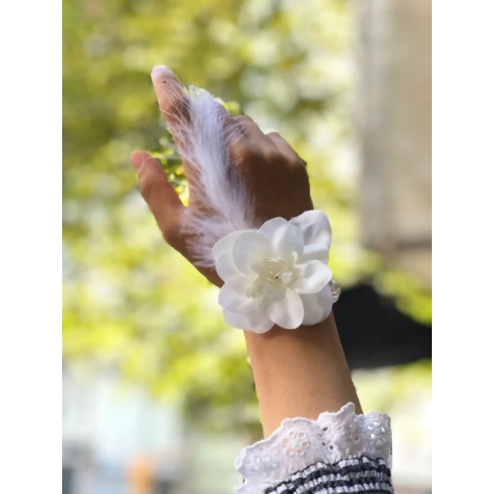 Bride to be Nedime Gelin Bilekliği Tüy ve İnci Boncuk Detaylı Beyaz Renkli Bekarlığa Veda Partisi Bilekliği 10 Adet (5124)