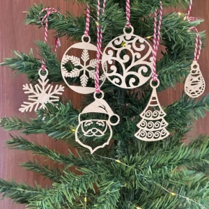 6 Parça Kırmızı Beyaz İpli Noel Babalı ve Kar Tanesi Model Ahşap Yılbaşı Ağaç Süsü (5124)