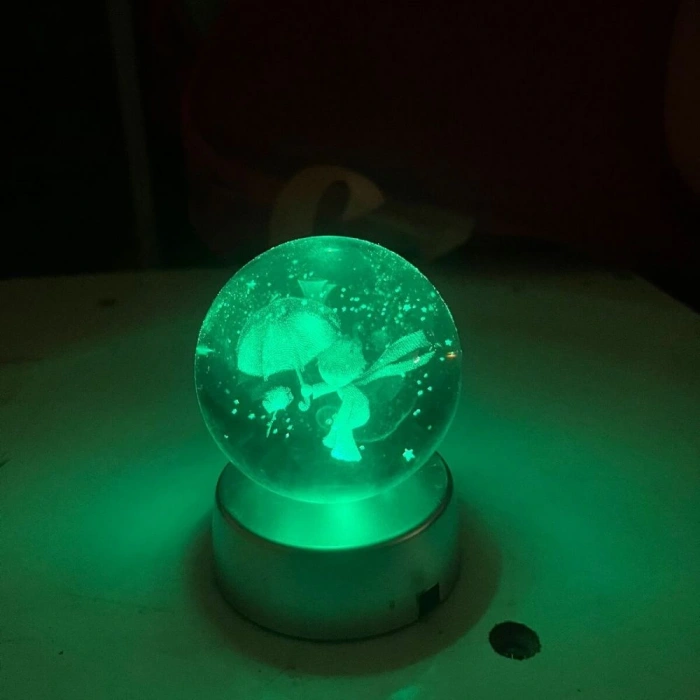 Cam Küre Şemsiye Tutan Çocuk