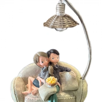 Sevgiliye Hediye Kanepede Oturan Tatlı Aşıklar Işıklı Biblo