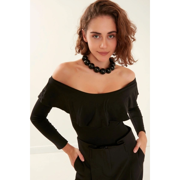 Kadın Siyah Volanlı Carmen Yaka Çıtçıtlı Örme Bluz