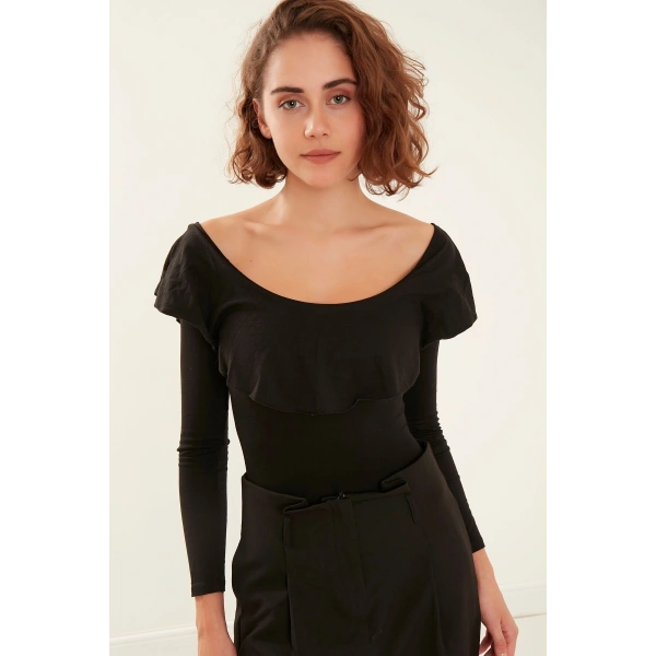Kadın Siyah Volanlı Carmen Yaka Çıtçıtlı Örme Bluz