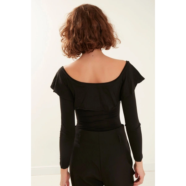 Kadın Siyah Volanlı Carmen Yaka Çıtçıtlı Örme Bluz