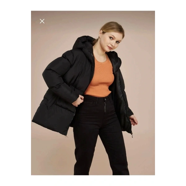 Kadın Siyah Kapüşonlu Şişme Mont