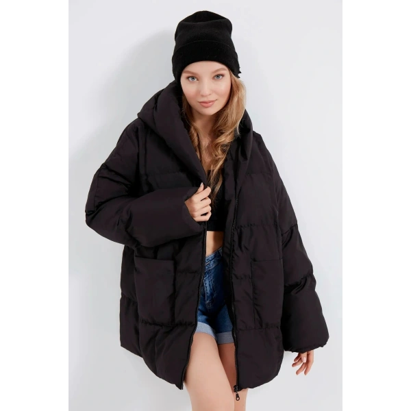 Kadın Siyah Kapüşonlu Şişme Yarasa Mont