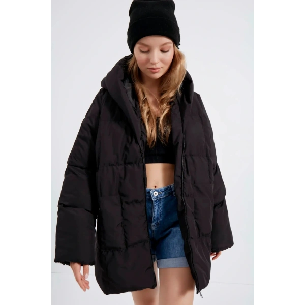 Kadın Siyah Kapüşonlu Şişme Yarasa Mont