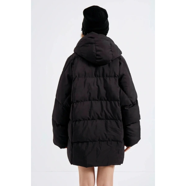 Kadın Siyah Kapüşonlu Şişme Yarasa Mont