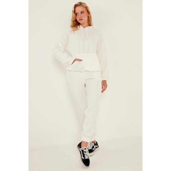 Kadın Beyaz Kapüşonlu Kanguru Cepli Eşofman Takımı
