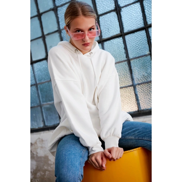 Kadın Beyaz Kapüşonlu Kanguru Cepli Sweatshirt