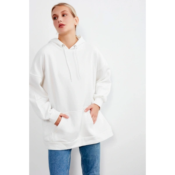Kadın Beyaz Kapüşonlu Kanguru Cepli Sweatshirt