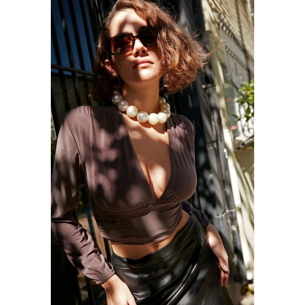 Kadın Antrasit Derin Dekolteli Balon Kol Crop Bluz