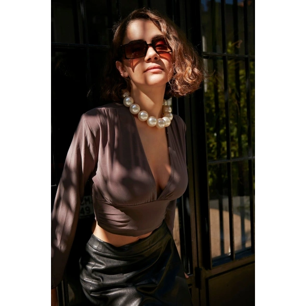 Kadın Antrasit Derin Dekolteli Balon Kol Crop Bluz