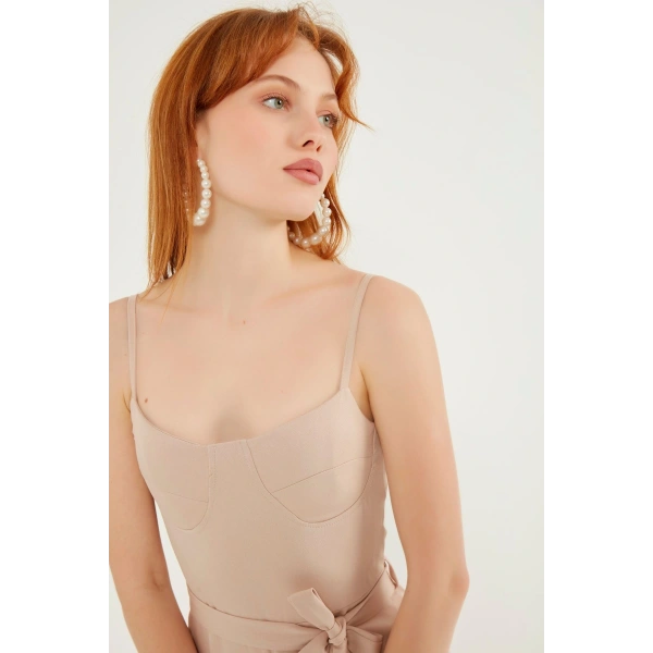 Kadın Arkası Çapraz Detaylı Krem Tulum Elbise