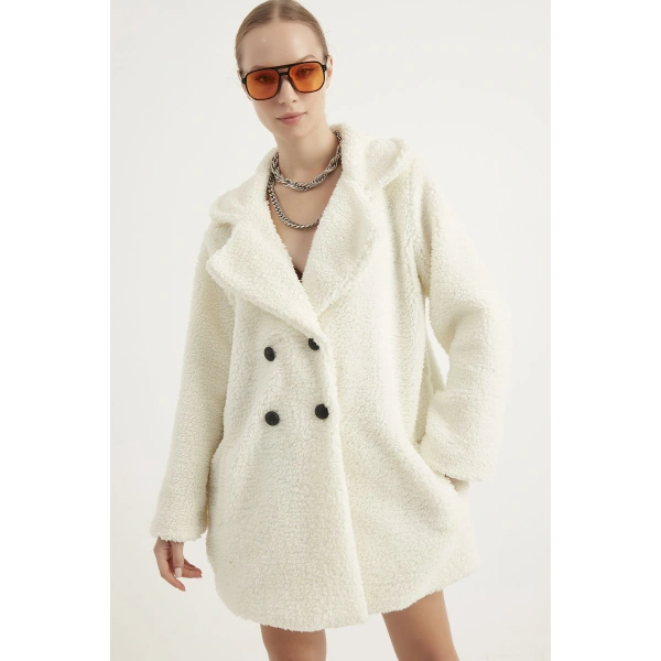 Kadın Beyaz Astarlı Düğmeli Peluş Kaban