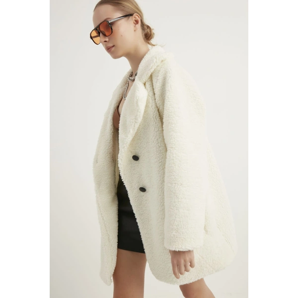 Kadın Beyaz Astarlı Düğmeli Peluş Kaban