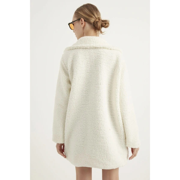 Kadın Beyaz Astarlı Düğmeli Peluş Kaban