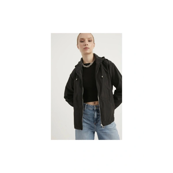 Kadın Siyah Mevsimlik Mont