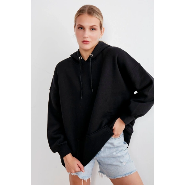 Kadın Siyah Kapüşonlu Kanguru Cepli Sweatshirt