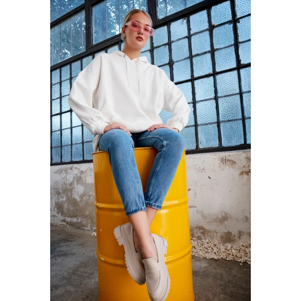 Kadın Beyaz Kapüşonlu Kanguru Cepli Sweatshirt