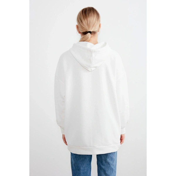 Kadın Beyaz Kapüşonlu Kanguru Cepli Sweatshirt