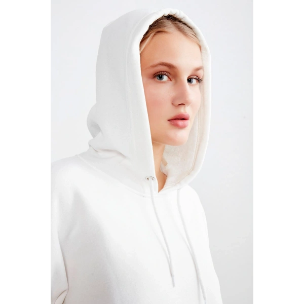 Kadın Beyaz Kapüşonlu Kanguru Cepli Sweatshirt