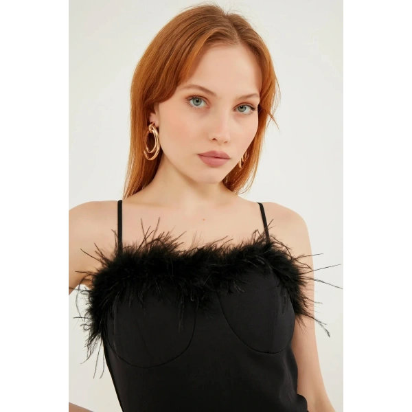 Siyah Yaka Tüy Detaylı Siyah Elbise