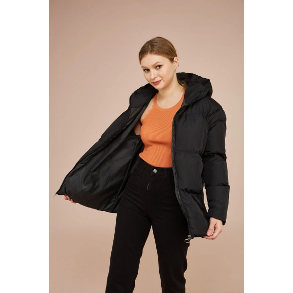 Kadın Siyah Kapüşonlu Şişme Mont