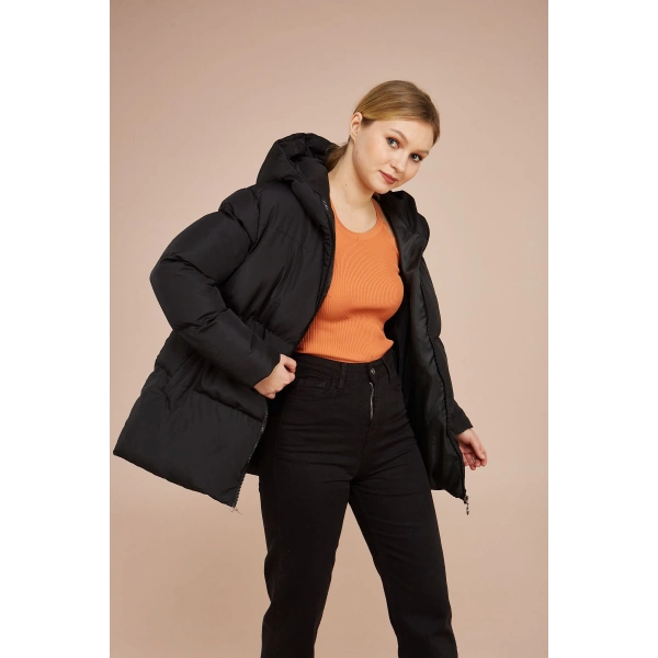 Kadın Siyah Kapüşonlu Şişme Mont