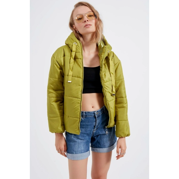 Kadın Açık Yeşil Geniş Kesim Oversize Kapüşonlu Şişme Mont