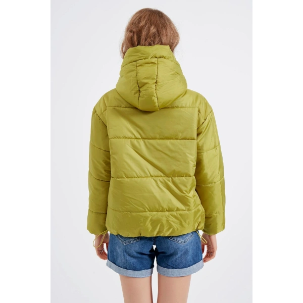 Kadın Açık Yeşil Geniş Kesim Oversize Kapüşonlu Şişme Mont