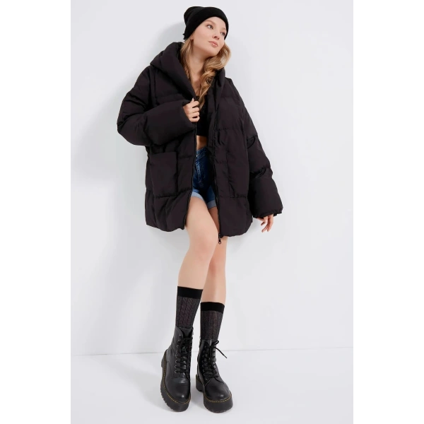 Kadın Siyah Kapüşonlu Şişme Yarasa Mont