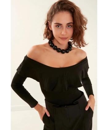 Kadın Siyah Volanlı Carmen Yaka Çıtçıtlı Örme Bluz