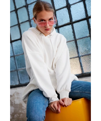 Kadın Beyaz Kapüşonlu Kanguru Cepli Sweatshirt