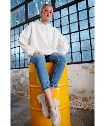 Kadın Beyaz Kapüşonlu Kanguru Cepli Sweatshirt