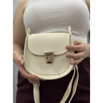 Klasik kapaklı bej cilt çanta