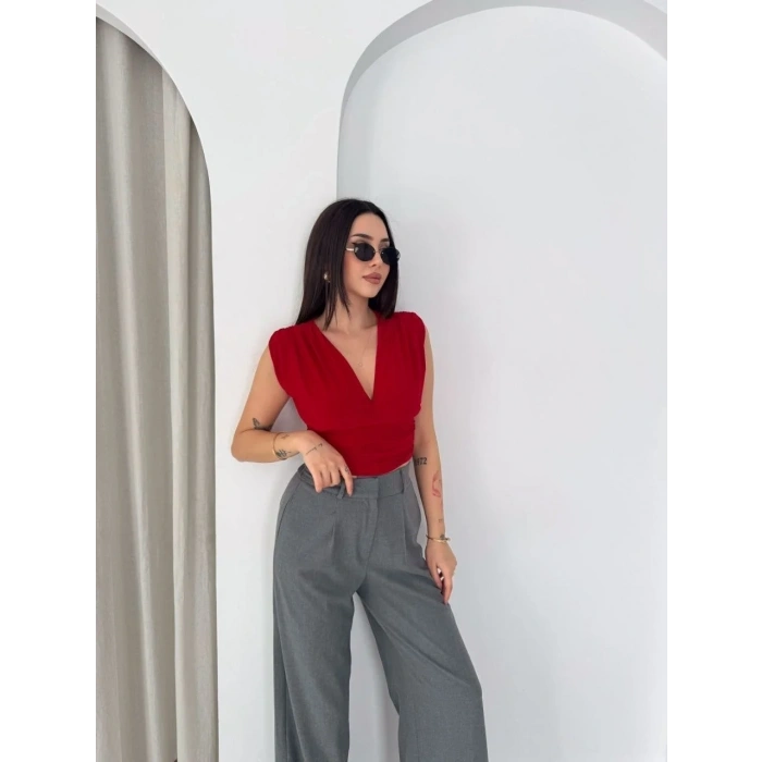 Kadın Vatkalı Kolsuz V Yaka Drapeli Crop Bluz Likralı Fit - Kırmızı