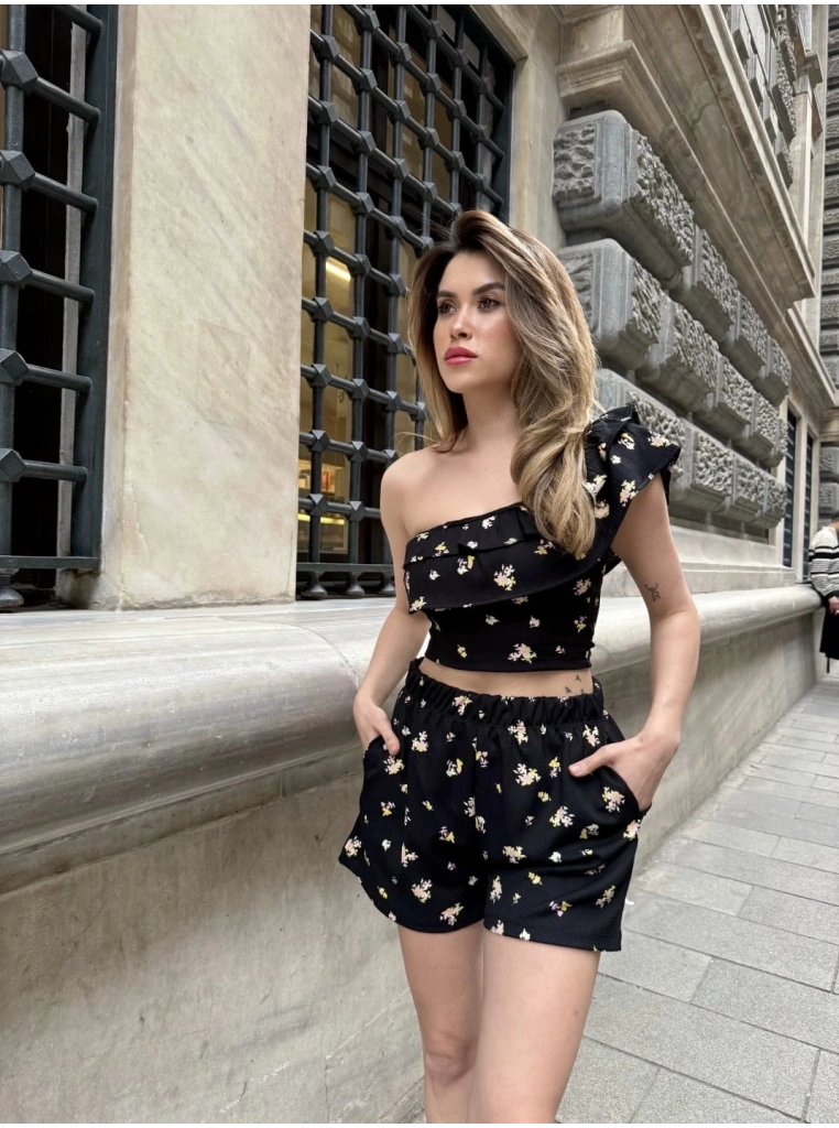 Baskılı fırfırlı şortlu takım