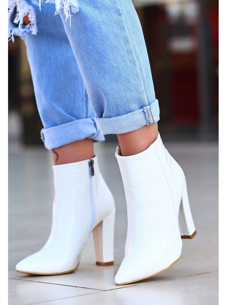 Loora Beyaz Rugan Desenli Topuklu Bot