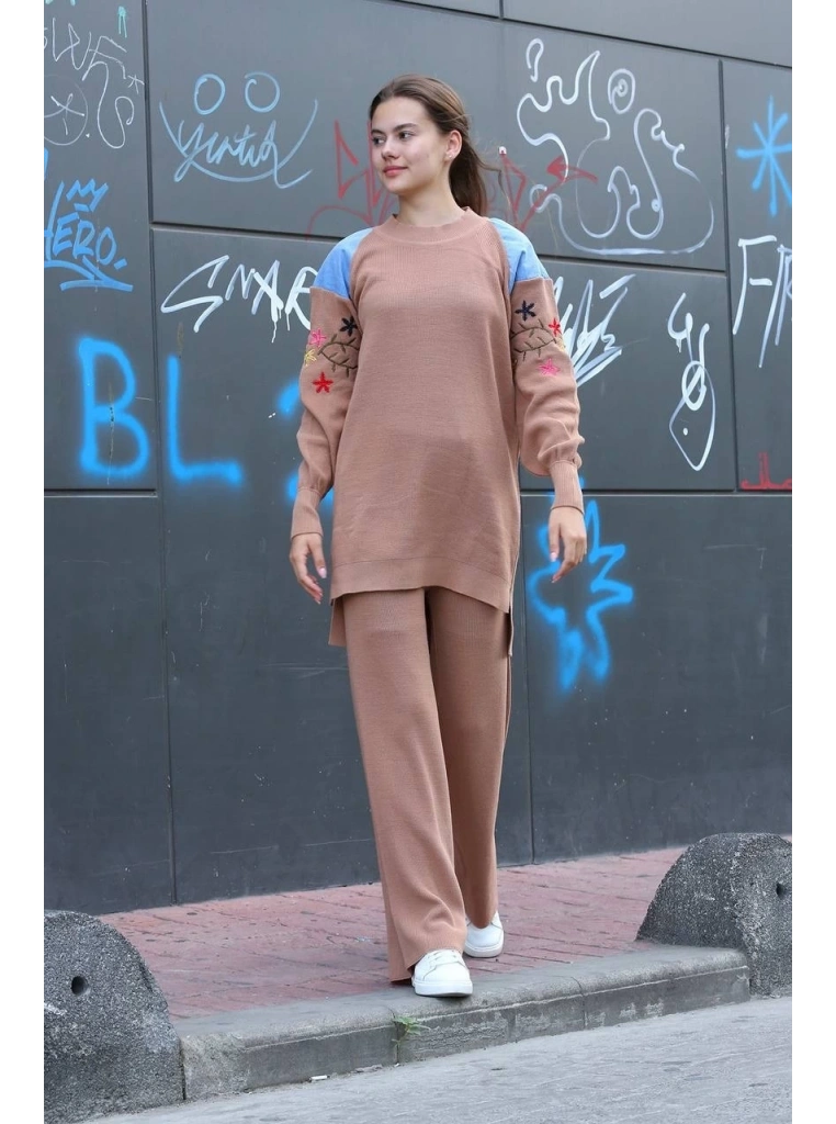 Omuz detaylı kol nakışlı ikili alt üst triko takım vizon