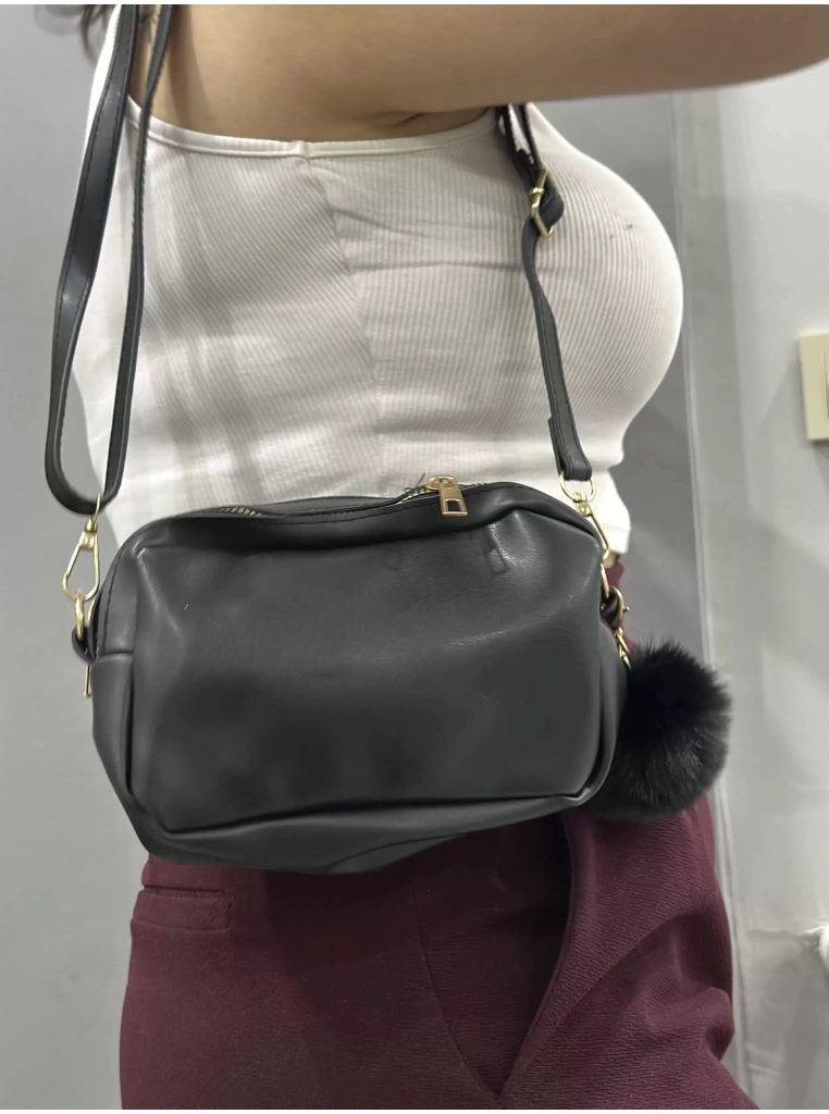 Ponpon siyah cilt çanta