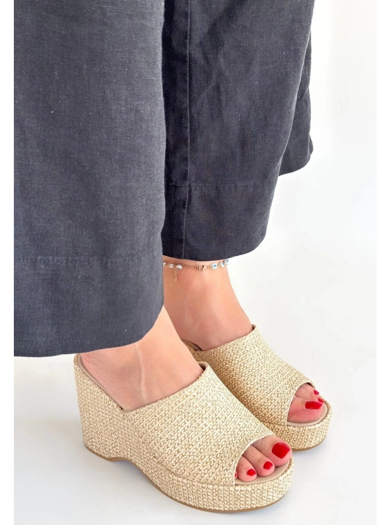 Tlay Bej Hasır Dokumalı Dolgu Topuk Terlik