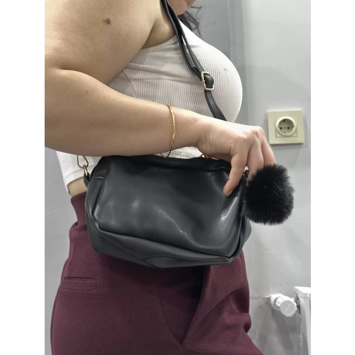 Ponpon siyah cilt çanta