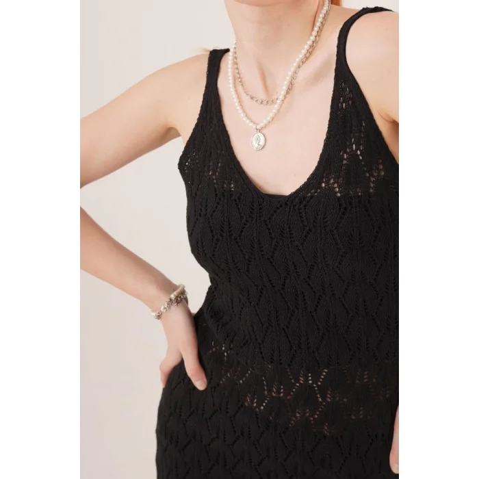 Ajurlu V Yaka Püskül Detaylı Siyah Elbise